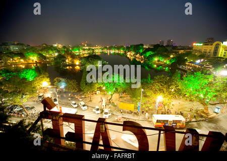 Nachtansicht des Hoan-Kiem-See und die Huc Brücke in Hanoi Vietnam Stockfoto