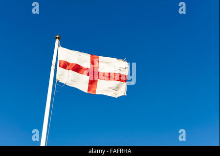 St George Flagge am Fahnenmast Stockfoto
