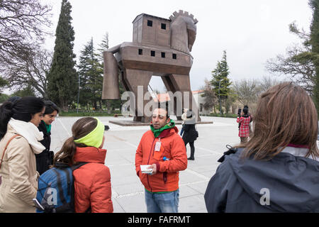 Türkei reisen - die Ruinen von Troja. Leitfaden Sie mit Reisegruppe vor "Holzpferd" Replikat. Stockfoto