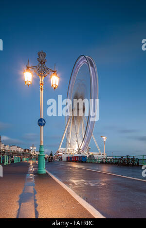Nacht fällt auf Brighton Seafront, East Sussex, England. Stockfoto