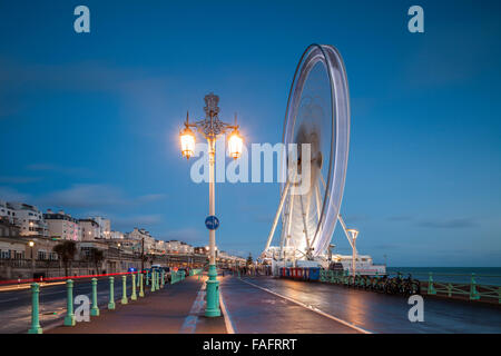 Nacht fällt auf Brighton Seafront, East Sussex, England. Stockfoto
