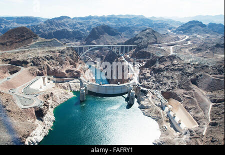 Luftaufnahme der Hoover-Staudamm und neue US 93 Bypass Brücke, Arizona Grenze zu Nevada, USA Stockfoto