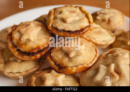 frisch gebackene hausgemachte fruchtige Mince Pies Kochen abkühlen Stockfoto