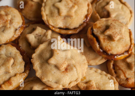 frisch gebackene hausgemachte fruchtige Mince Pies Kochen abkühlen Stockfoto