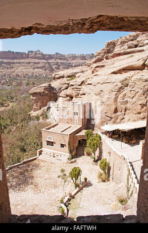 Der Blick aus dem Fenster des Dar al-Hajar, Dar al Hajar, die Rock-Palast, royal Palace, Wahrzeichen des Jemen Stockfoto