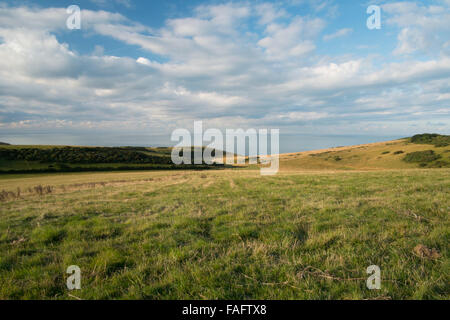 Dramatische Wolken über den Blick über Downland, Messing-Punkt und das Meer entlang der sieben Schwestern in Sussex 2 Rücken Stockfoto