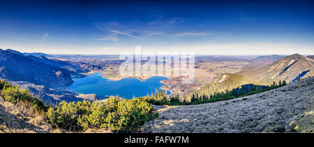 Panorama vom Berg Jochberg mit Blick zum Kochelsee in den Alpen in Bayern, Deutschland Stockfoto