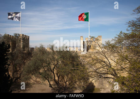 Portugal, Lissabon, Flaggen auf der Burg von St. George (Castelo de Sao Jorge) Wand Stockfoto