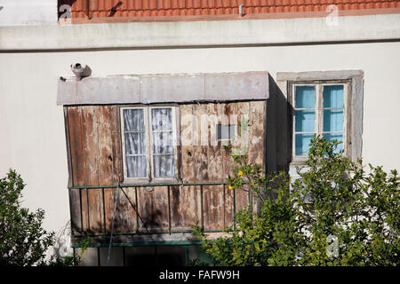 Altes Haus mit Erker bedeckt Balkon mit Holz in Lissabon, Portugal Stockfoto