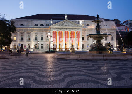 Portugal, Lissabon, Innenstadt, Nationaltheater Dona Maria II und barocker Brunnen am Rossio-Platz bei Nacht Stockfoto