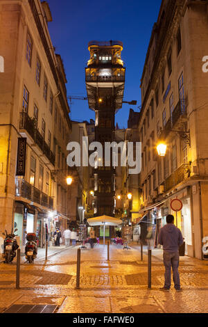 Santa Justa Aufzug (Portugiesisch: Elevador de Santa Justa) bei Nacht in Lissabon, Portugal Stockfoto