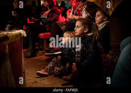 Den Haag, Niederlande. 28 Dez, 2015. Die 5. Auflage dieses traditionellen und retro Karneval zum Leben in Den Haag gekommen, um die Stadt ein traditionelles und wunderbare Atmosphäre, für alle öffentlichen. Credit: Romy Arroyo Fernandez/Alamy Leben Nachrichten. Stockfoto