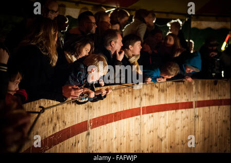 Den Haag, Niederlande. 28 Dez, 2015. Die 5. Auflage dieses traditionellen und retro Karneval zum Leben in Den Haag gekommen, um die Stadt ein traditionelles und wunderbare Atmosphäre, für alle öffentlichen. Credit: Romy Arroyo Fernandez/Alamy Leben Nachrichten. Stockfoto