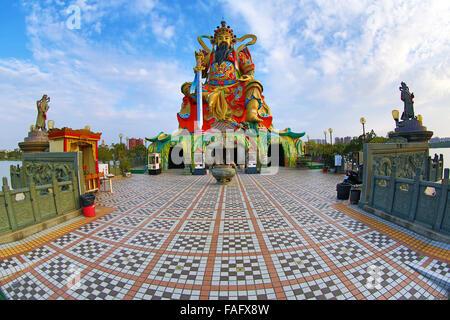 Statue des taoistischen Gottes Xuan Tian Shang Di, Nordpol Pavillon, Lotusteich, Kaohsiung, Taiwan Stockfoto