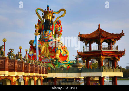 Statue des taoistischen Gottes Xuan Tian Shang Di, Nordpol Pavillon, Lotusteich, Kaohsiung, Taiwan Stockfoto