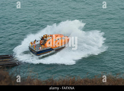 RNLI Lifeboat All Wetter Tamar Class starten/auf Übung off The Lizard Cornwall Stockfoto