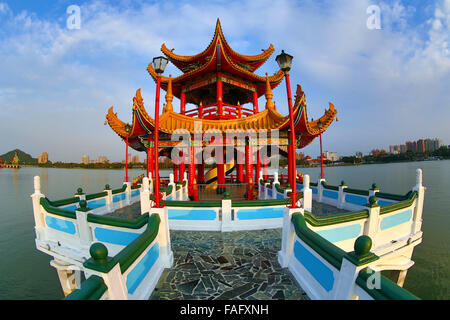 Chinesische Pagode auf der Frühling und Herbst Pavillons Komplex, Lotus-Teich, Kaohsiung, Taiwan Stockfoto