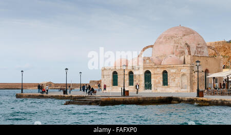 Yiali Tzami türkische Moschee mit Menschen herumlaufen befindet sich am Hafen von Chania-Stadt auf Kreta Insel von Griechenland. Stockfoto