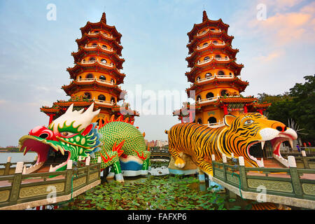 Drachen und Tiger Pagoden bei Nacht, Lotus-Teich, Kaohsiung, Taiwan Stockfoto