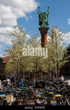 Hornisten in Copenhagen Rathausplatz zu locken Stockfoto