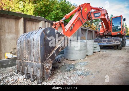 Doosan-Rad-Bagger in Sommertag auf der Straße geparkt. Stockfoto