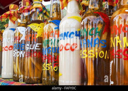 Traditionelle aromatisierte Rumflaschen auf dem Schreibtisch eines Marktes stall in Martinique und Guadeloupe Stockfoto