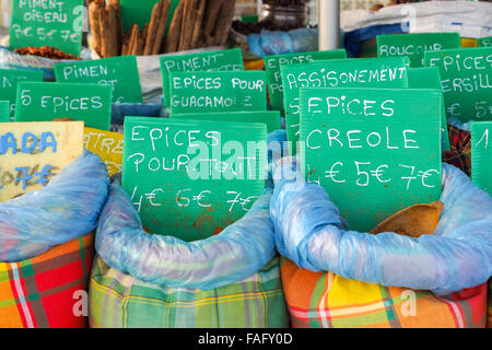 Mehrere Taschen mit typischen Gewürze zum Kochen mit Tags Berichterstattung Namen und Preise sind am Marktstand ausgesetzt. Stockfoto