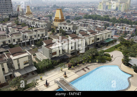 Ruhigen Dorf und Pool auf der Spitze eines Hochhauses vor der Hektik der Stadt von Jakarta Stockfoto