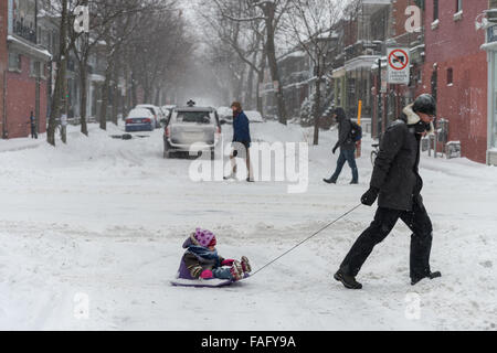 Montreal, Kanada. 29. Dezember 2015. Vater und Kind genießen Sie eine Fahrt mit dem Pferdeschlitten in Montreal, während der erste Schnee-Sturm der Saison. Bildnachweis: Marc Bruxelle/Alamy Live-Nachrichten Stockfoto