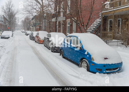 Montreal, Kanada. 29. Dezember 2015. Autos mit Schnee bedeckt, während der erste Schnee-Sturm der Saison. Bildnachweis: Marc Bruxelle/Alamy Live-Nachrichten Stockfoto