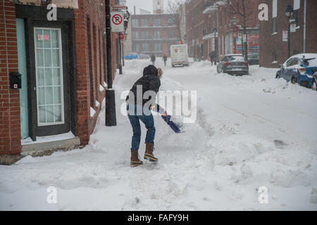 Montreal, Kanada. 29. Dezember 2015. Mann, Schnee Schaufeln, während der erste Schnee-Sturm der Saison. Bildnachweis: Marc Bruxelle/Alamy Live-Nachrichten Stockfoto