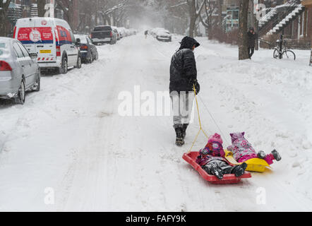 Montreal, Kanada. 29. Dezember 2015. Vater und Kinder genießen eine Fahrt mit dem Pferdeschlitten in Montreal, während der erste Schnee-Sturm der Saison. Bildnachweis: Marc Bruxelle/Alamy Live-Nachrichten Stockfoto