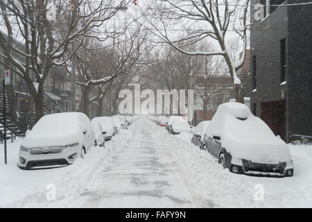 Montreal, Kanada. 29. Dezember 2015. Autos mit Schnee bedeckt, während der erste Schnee-Sturm der Saison. Bildnachweis: Marc Bruxelle/Alamy Live-Nachrichten Stockfoto