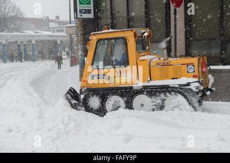 Montreal, Kanada. 29. Dezember 2015. Schneepflug entfernt Schnee während der erste Schnee-Sturm der Saison. Bildnachweis: Marc Bruxelle/Alamy Live-Nachrichten Stockfoto