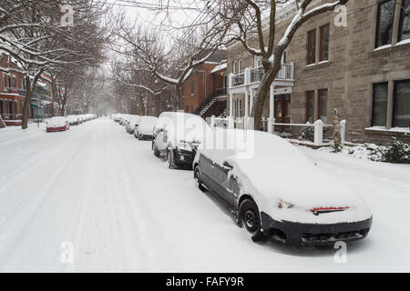 Montreal, Kanada. 29. Dezember 2015. Autos mit Schnee bedeckt, während der erste Schnee-Sturm der Saison. Bildnachweis: Marc Bruxelle/Alamy Live-Nachrichten Stockfoto