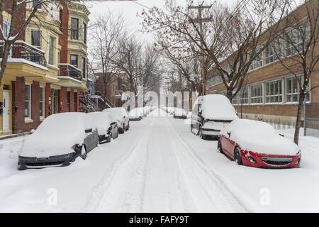 Montreal, Kanada. 29. Dezember 2015. Autos mit Schnee bedeckt, während der erste Schnee-Sturm der Saison. Bildnachweis: Marc Bruxelle/Alamy Live-Nachrichten Stockfoto