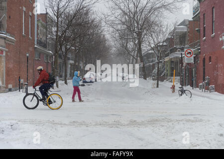 Montreal, Kanada. 29. Dezember 2015. Erste Schnee-Sturm der Saison trifft der Provinz Quebec und bringt 30 cm Schnee. Bildnachweis: Marc Bruxelle/Alamy Live-Nachrichten Stockfoto