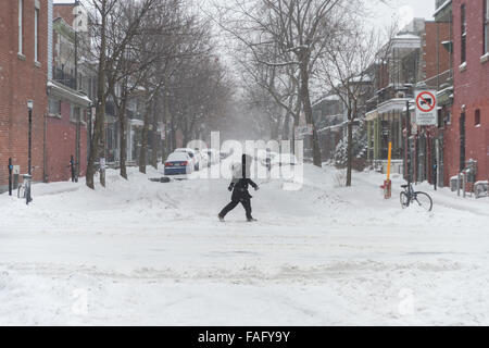 Montreal, Kanada. 29. Dezember 2015. Erste Schnee-Sturm der Saison trifft der Provinz Quebec und bringt 30 cm Schnee. Bildnachweis: Marc Bruxelle/Alamy Live-Nachrichten Stockfoto