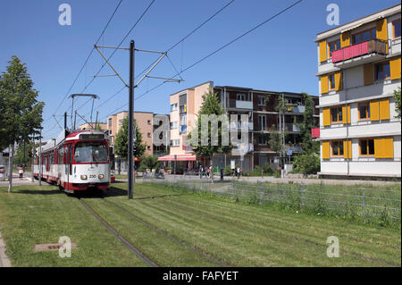 Straßenbahn und wohnen im grünen Stadtteil Vauban, Freiburg Im Breisgau, Deutschland. Stockfoto
