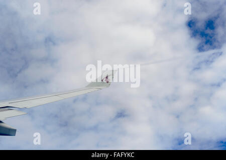 Kondensstreifen von Flügelspitze fliegen über den Wolken Stockfoto
