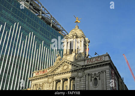 Ein Blick auf das Victoria Palace in London zeigt die Balerina-Statue an der Spitze Stockfoto