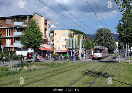 Eine Straßenbahn im Zentrum von Vauban, einem nachhaltigen Vorort von Freiburg Im Breisgau, Deutschland. Stockfoto