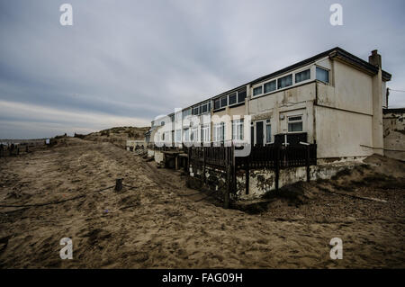 Verfallene Häuser. Camber Sands ist der Strand im Dorf Sturz (in der Nähe von Rye), East Sussex, England. Es ist das einzige Sand dune System in East Sussex Stockfoto