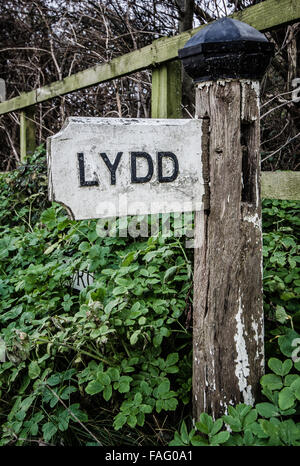 Lydd. Ein altes hölzernes Straßenschild zeigt die alte englische Stadt Lydd, Kent, die auf dem Romney Marsh liegt und das südlichste Dorf in Kent ist Stockfoto