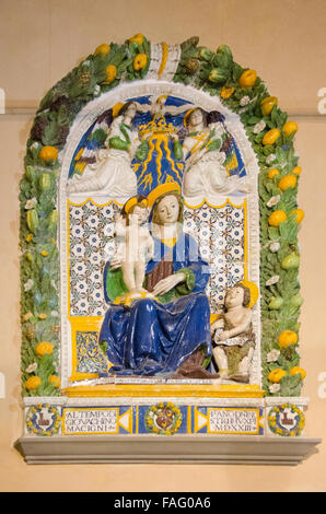 Eine schöne emaillierte Keramik "Madonna Col Bambino" wurde von Giovanni della Robbia im Conti Guidi Schloss in Vinci Stockfoto