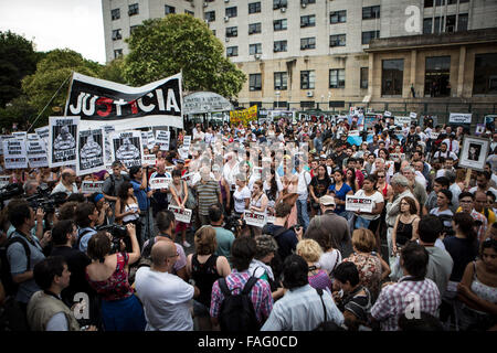 Buenos Aires, Argentinien. 29. Dezember 2015. Angehörige der Opfer ein Zugunglück, das am 22. Februar 2012 einmal Bahnhof Protest außerhalb der Eidgenössischen Gerichte Comodoro Py, in Buenos Aires, Hauptstadt von Argentinien, 29. Dezember 2015 stattfand. Die Argentinien-Gericht am Dienstag verurteilt Gefängnis etliche ehemalige Beamte und Geschäftsleute für ein Zugunglück, die verursacht den Tod von 51 Menschen in Buenos Aires im Februar 2012. Bildnachweis: Martin Zabala/Xinhua/Alamy Live-Nachrichten Stockfoto