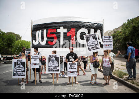 Buenos Aires, Argentinien. 29. Dezember 2015. Angehörige der Opfer ein Zugunglück, das am 22. Februar 2012 einmal Bahnhof Protest außerhalb der Eidgenössischen Gerichte Comodoro Py, in Buenos Aires, Hauptstadt von Argentinien, 29. Dezember 2015 stattfand. Die Argentinien-Gericht am Dienstag verurteilt Gefängnis etliche ehemalige Beamte und Geschäftsleute für ein Zugunglück, die verursacht den Tod von 51 Menschen in Buenos Aires im Februar 2012. Bildnachweis: Martin Zabala/Xinhua/Alamy Live-Nachrichten Stockfoto