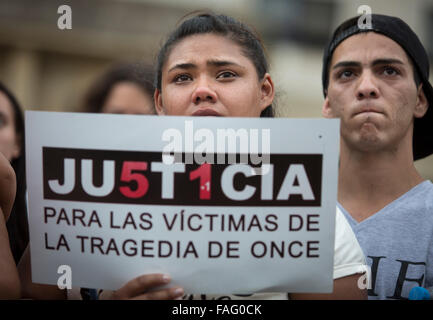 Buenos Aires, Argentinien. 29. Dezember 2015. Angehörige der Opfer ein Zugunglück, das am 22. Februar 2012 einmal Bahnhof Protest außerhalb der Eidgenössischen Gerichte Comodoro Py, in Buenos Aires, Hauptstadt von Argentinien, 29. Dezember 2015 stattfand. Die Argentinien-Gericht am Dienstag verurteilt Gefängnis etliche ehemalige Beamte und Geschäftsleute für ein Zugunglück, die verursacht den Tod von 51 Menschen in Buenos Aires im Februar 2012. Bildnachweis: Martin Zabala/Xinhua/Alamy Live-Nachrichten Stockfoto