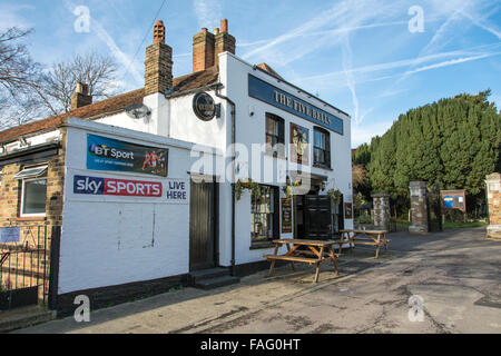 Die 5 Glocken in Harmondsworth ein altes Dorf mit Zerstörung durch den Flughafen Heathrow Expansion bedroht Stockfoto