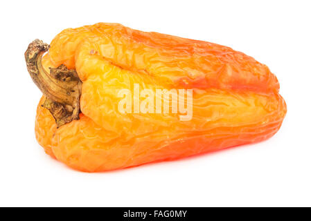 Verwöhnte gelbe Paprika isoliert auf weißem Hintergrund. Stockfoto